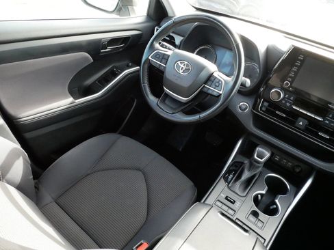 Certified 2022 Toyota Highlander LE image 9