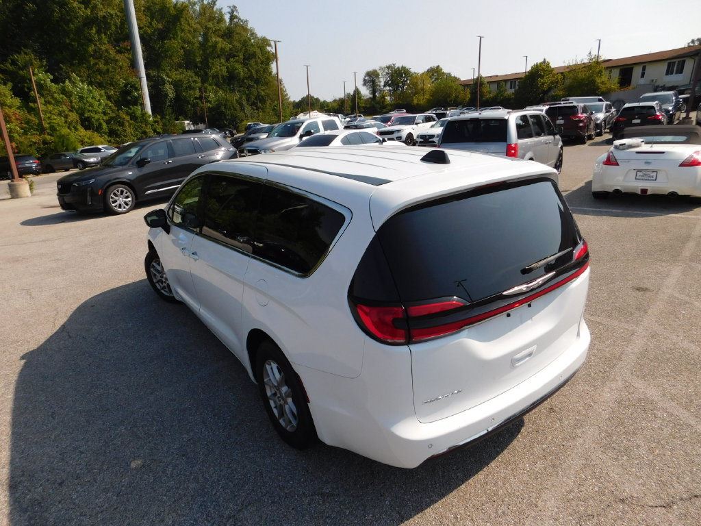 Used 2024 Chrysler Pacifica Touring-L FWD image 8