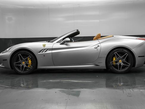 Used 2011 Ferrari California image 20