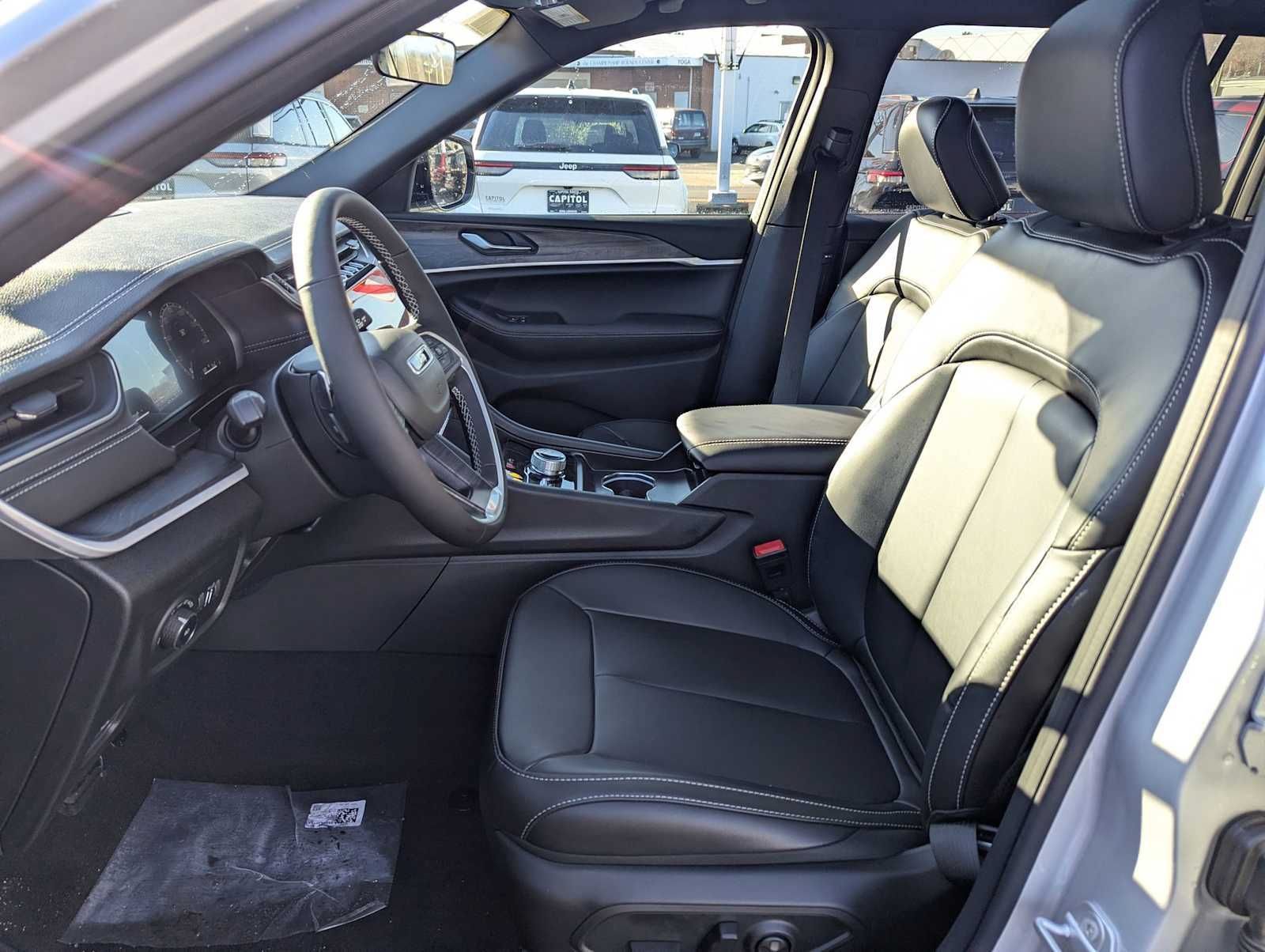 New 2025 Jeep Grand Cherokee L Limited w/ Black Appearance Package AWD/4WD image 6