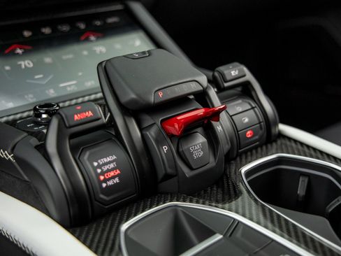 Used 2025 Lamborghini Urus SE image 31