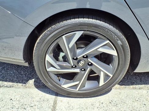 Used 2025 Hyundai Elantra Limited image 22