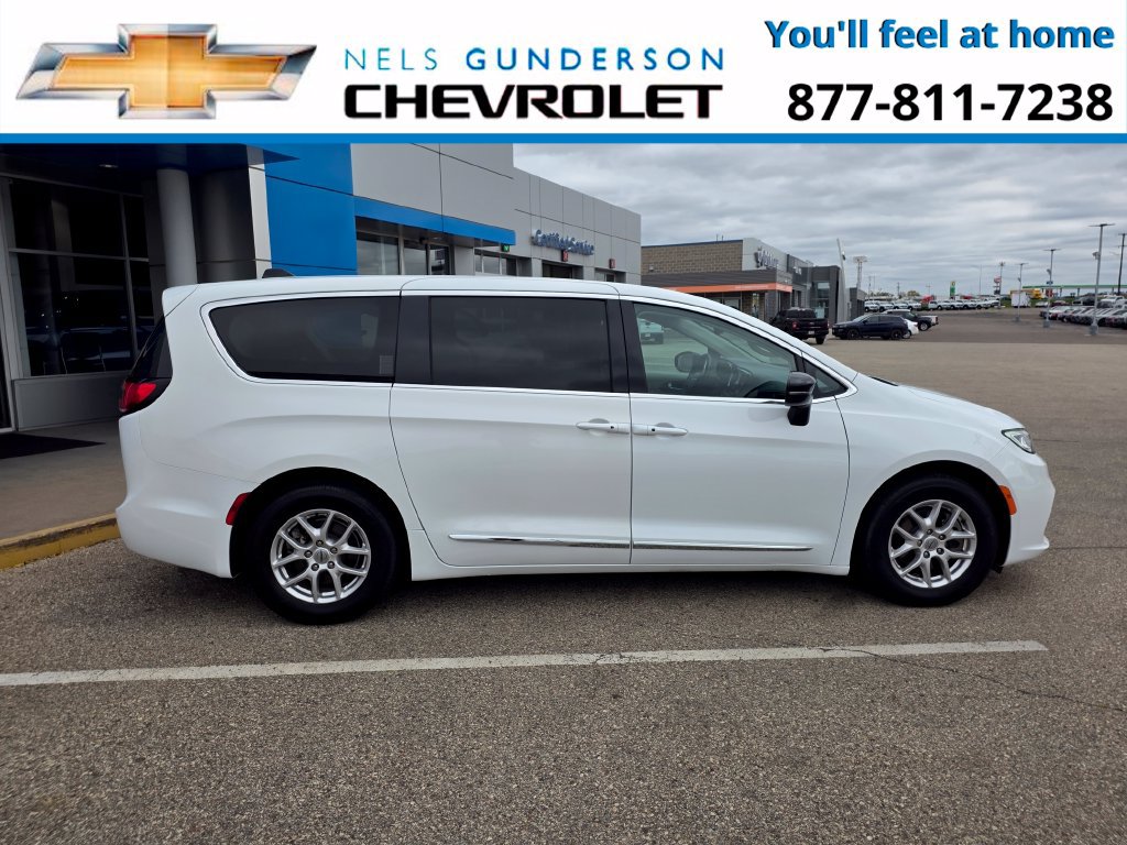 Used 2024 Chrysler Pacifica Touring-L FWD image 8