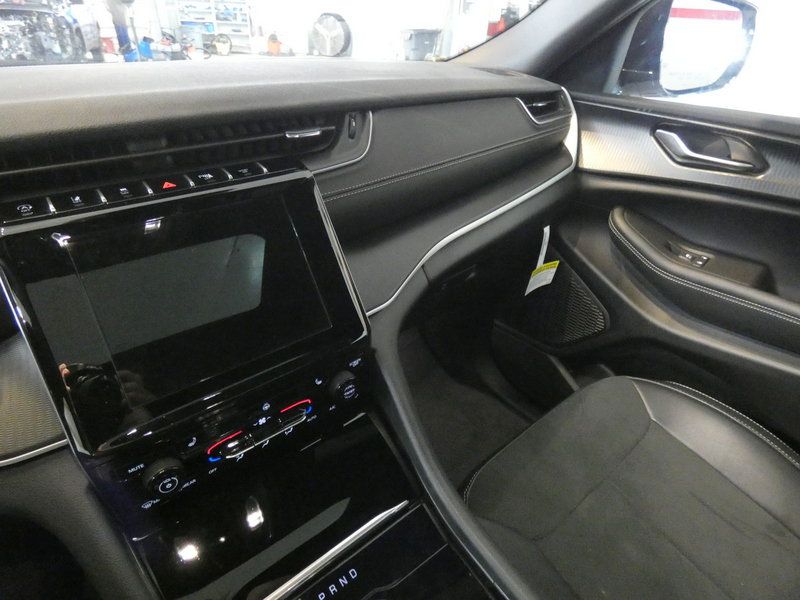 Used 2025 Jeep Grand Cherokee Altitude RWD image 11