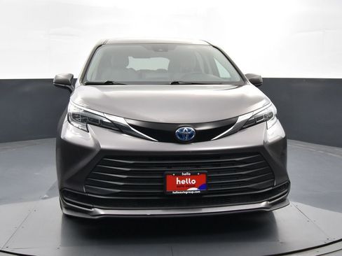 Used 2024 Toyota Sienna LE image 3
