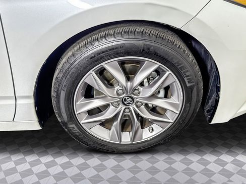 Used 2019 Toyota Avalon Limited image 32