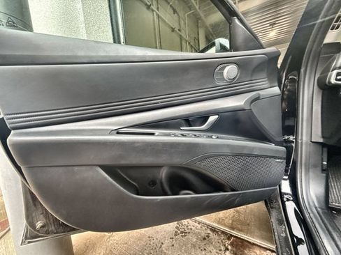 Used 2025 Hyundai Elantra Limited FWD image 13