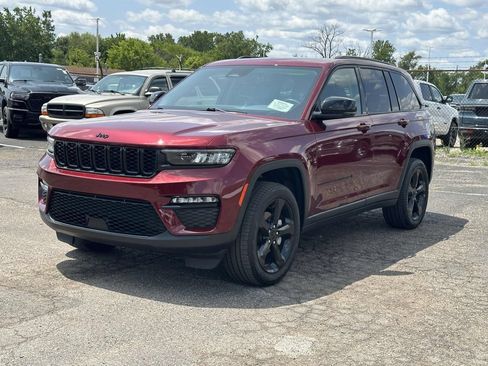 Used 2023 Jeep Grand Cherokee Limited w/ Black Appearance Package AWD/4WD image 7