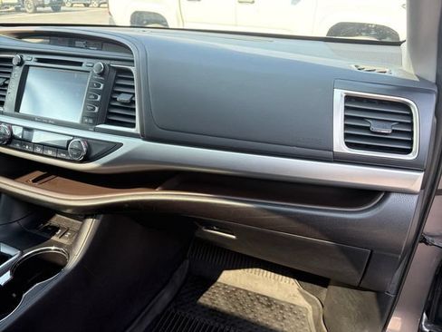 Used 2019 Toyota Highlander XLE AWD/4WD image 20