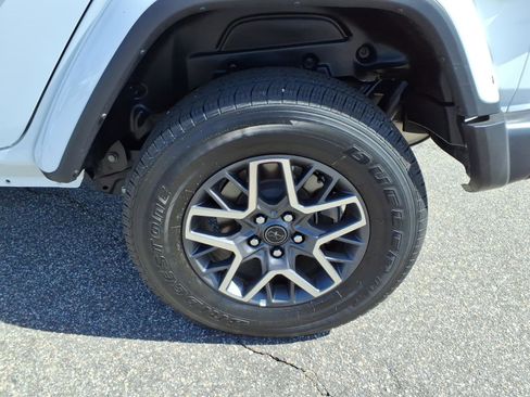 Used 2025 Jeep Wrangler Unlimited Sahara AWD/4WD image 21