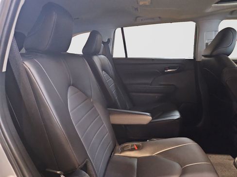 Used 2024 Toyota Highlander XLE FWD image 45