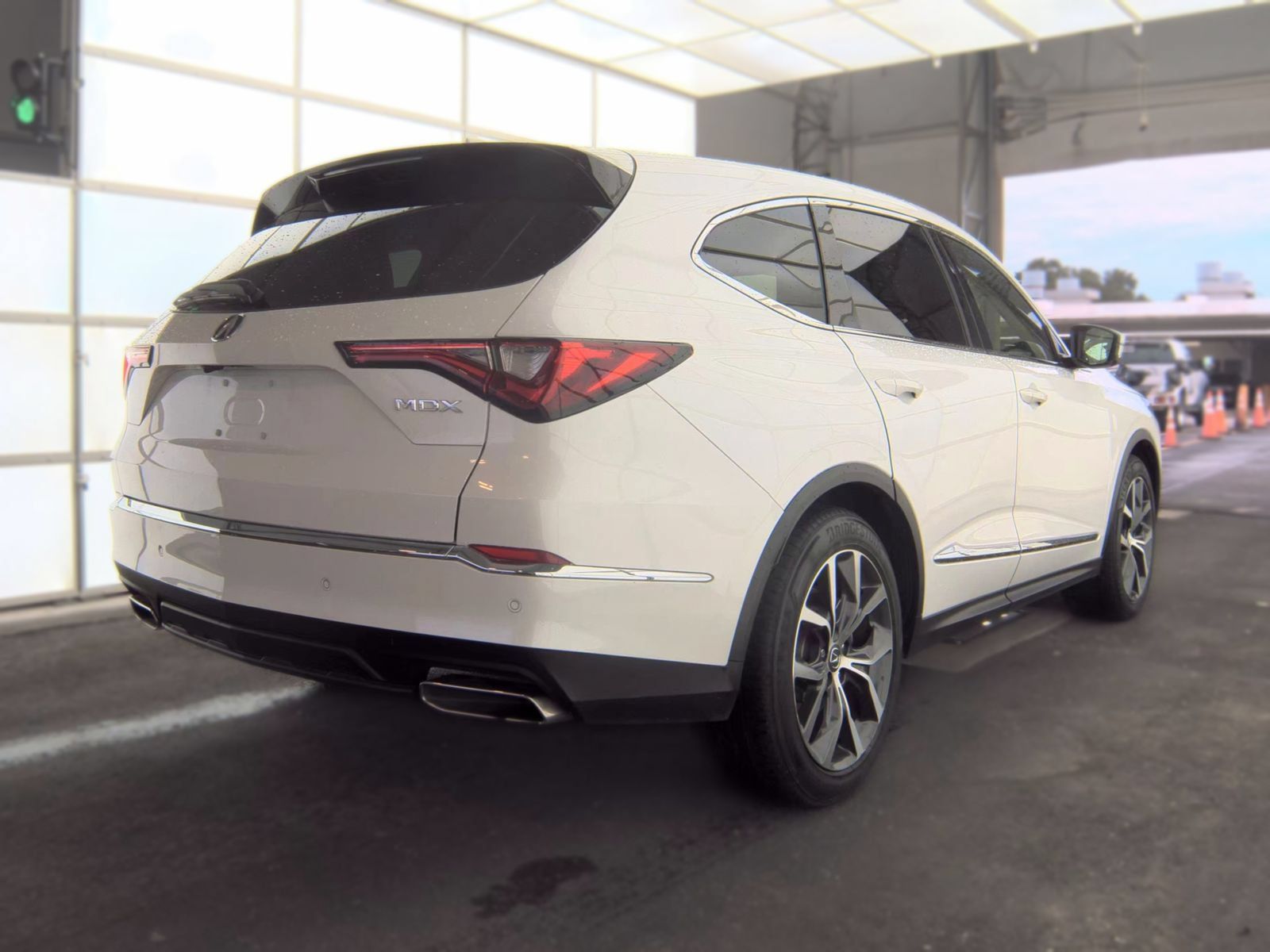 Used 2023 Acura MDX w/ Technology Package FWD image 3