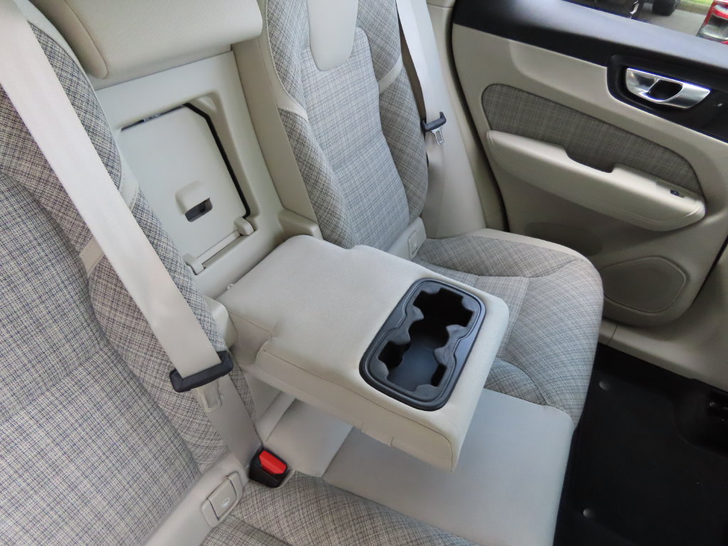 Used 2022 Volvo XC60 B5 Momentum AWD/4WD image 32