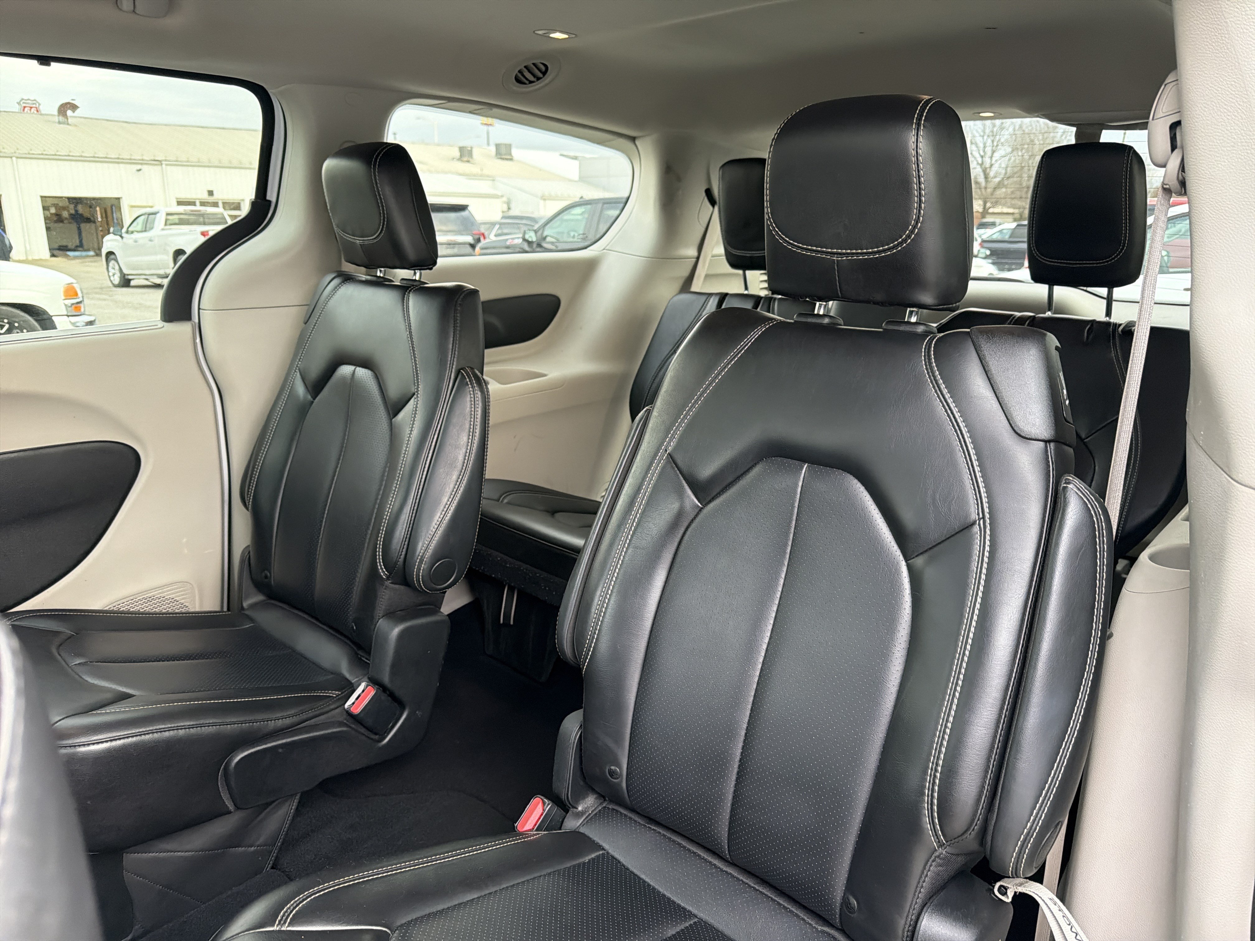 Used 2023 Chrysler Pacifica Touring-L FWD image 4