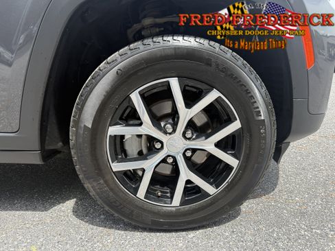 Used 2025 Jeep Grand Cherokee Limited AWD/4WD image 8