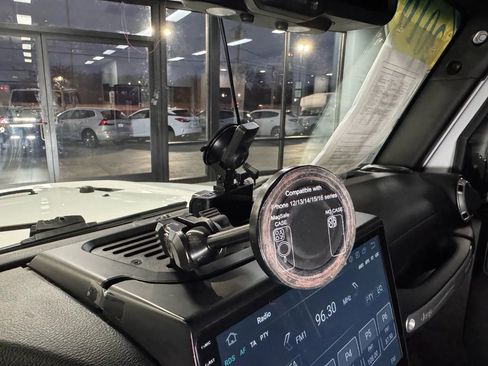 Used 2016 Jeep Wrangler Unlimited Rubicon image 35