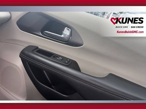 Used 2024 Chrysler Pacifica Touring-L FWD image 38