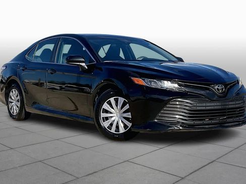 Used 2018 Toyota Camry L image 2