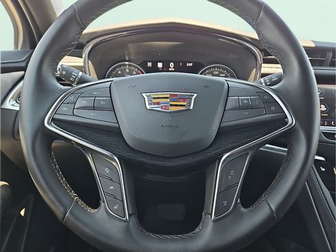 Used 2025 Cadillac XT5 Premium Luxury w/ Technology Package AWD/4WD image 19