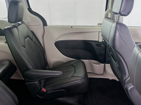 Used 2023 Chrysler Pacifica Touring-L FWD image 25