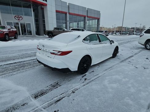 Used 2025 Toyota Camry SE image 3