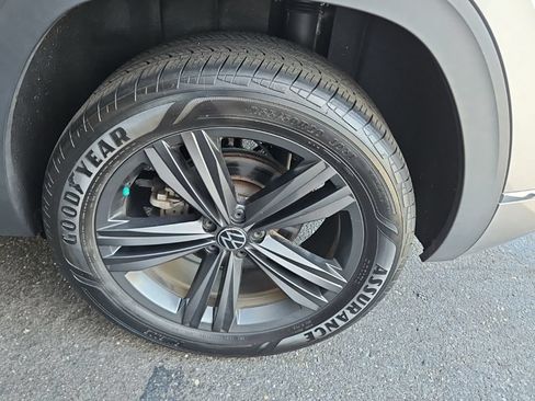 Used 2022 Volkswagen Atlas Cross Sport SEL R-Line AWD/4WD image 34