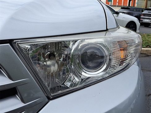 Used 2011 Toyota Highlander 4WD image 10
