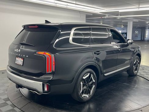 Used 2024 Kia Telluride EX w/ EX Captain's Chair Package FWD image 3