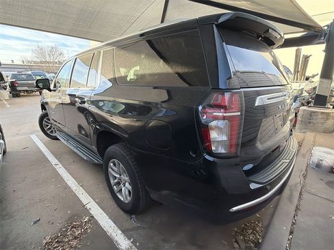 Used 2022 Chevrolet Suburban LT w/ Luxury Package image 4