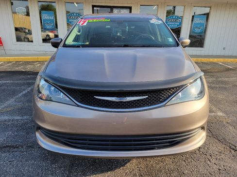 Used 2017 Chrysler Pacifica Touring w/ Tire & Wheel Group image 2