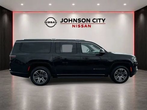 Used 2024 Jeep Wagoneer L Series II w/ Flexible Seating Group AWD/4WD image 3