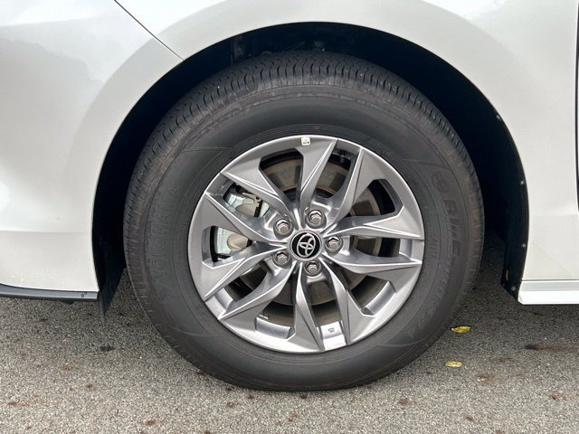 Used 2026 Toyota Sienna XLE AWD/4WD image 15