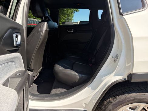 Used 2025 Jeep Compass Latitude AWD/4WD image 25