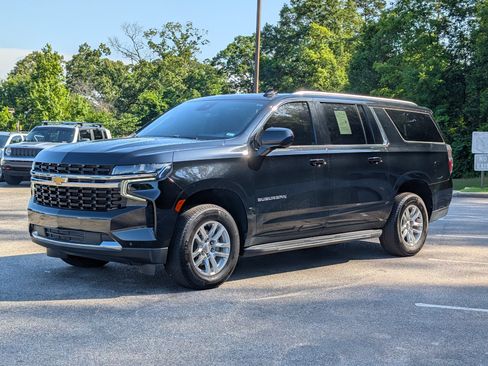 Used 2024 Chevrolet Suburban LS RWD image 5