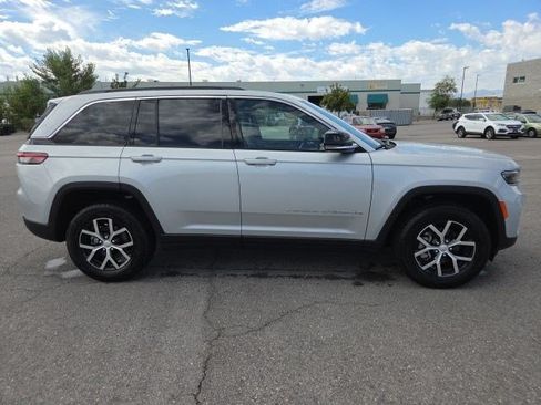 Used 2025 Jeep Grand Cherokee Limited w/ Luxury Tech Group II AWD/4WD image 2