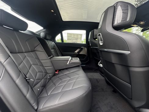 Used 2025 BMW 760i xDrive image 21