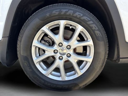 Used 2018 Jeep Cherokee Latitude w/ Safety Group image 30