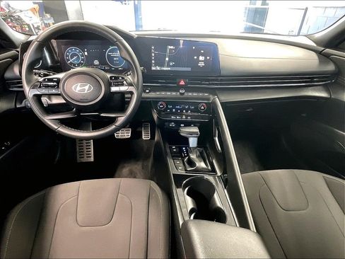 Certified 2025 Hyundai Elantra SEL FWD image 21