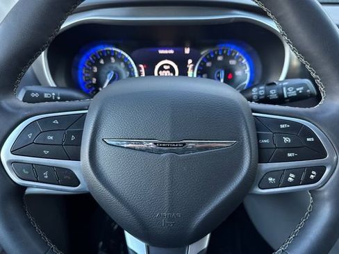 Used 2024 Chrysler Pacifica Touring-L image 28