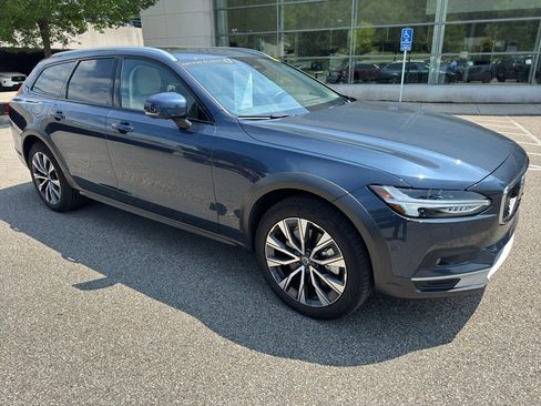 Certified 2025 Volvo V90 B6 Cross Country Plus AWD/4WD image 1