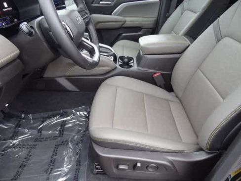 Used 2026 Chevrolet Colorado ZR2 w/ Technology Package image 6