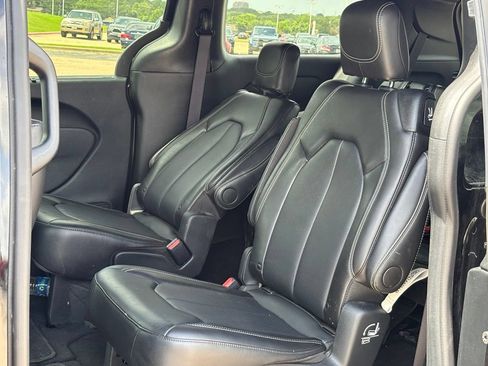 Used 2025 Chrysler Pacifica Select FWD image 8