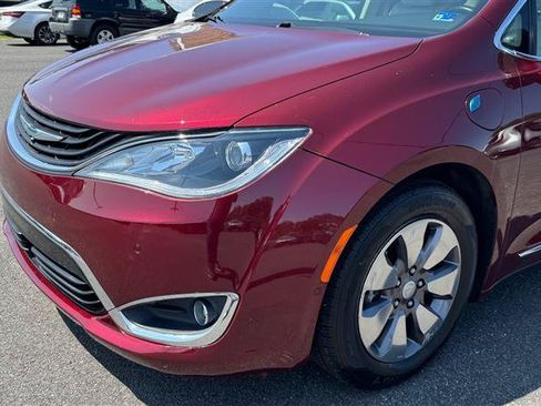Used 2018 Chrysler Pacifica Limited w/ Advanced Safetytec Group FWD image 13