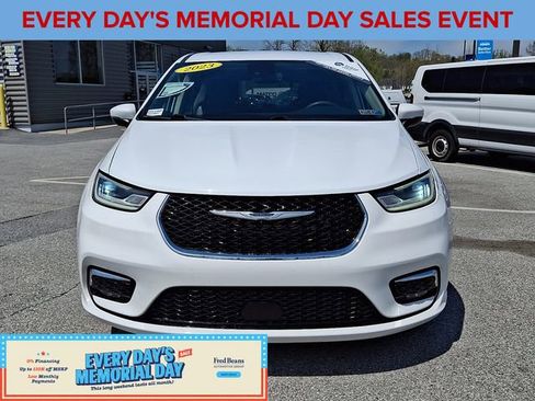 Used 2023 Chrysler Pacifica Touring-L FWD image 3