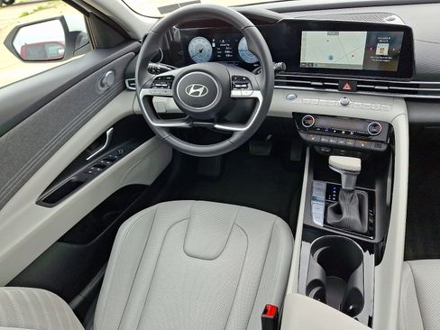Certified 2025 Hyundai Elantra Limited FWD image 14
