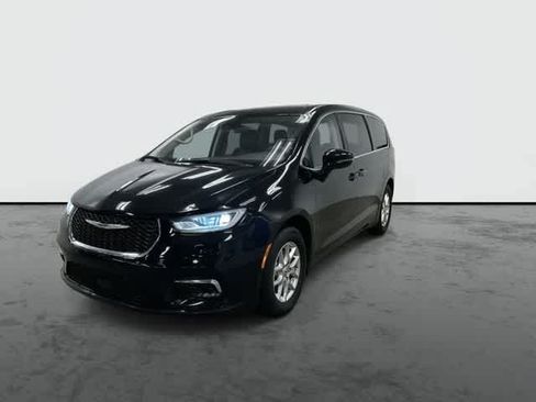 Used 2024 Chrysler Pacifica Touring-L FWD image 7