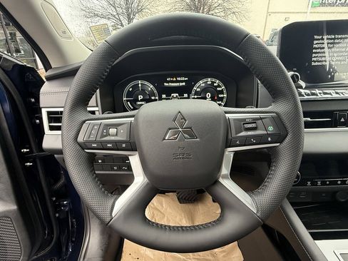 Used 2025 Mitsubishi Outlander SE image 14