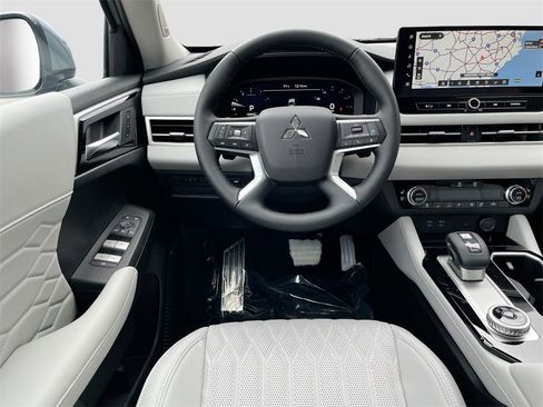 New 2025 Mitsubishi Outlander SEL image 24