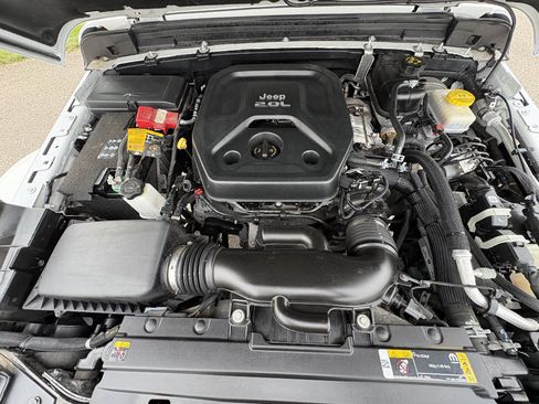 Used 2021 Jeep Wrangler Unlimited Sahara AWD/4WD image 13