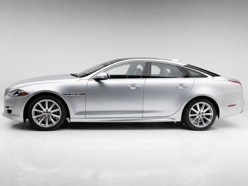 Used 2016 Jaguar XJ R-Sport image 9